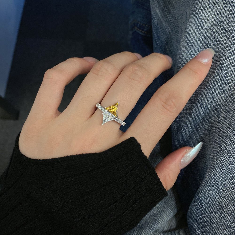 Anillo clásico de circonita con diamante de alto carbono y corte de flor de hielo brillante y noble
