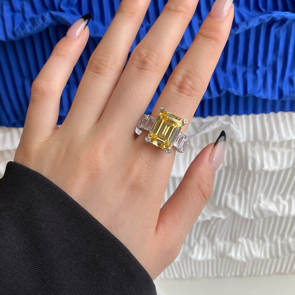 Anillo clásico de circonita con diamante de alto carbono y corte de flor de hielo brillante y noble