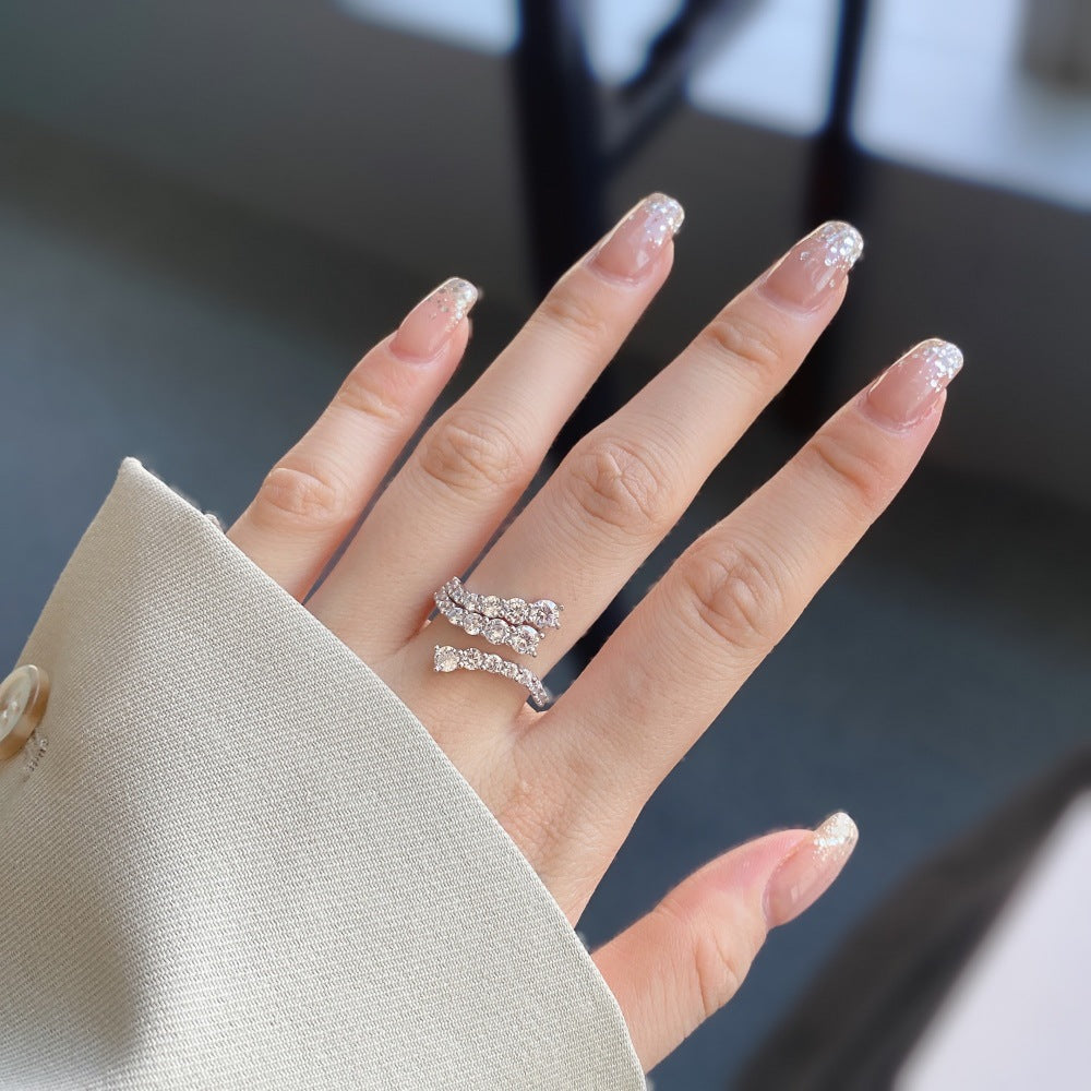Anillo de diamantes en espiral moderno y personalizado.