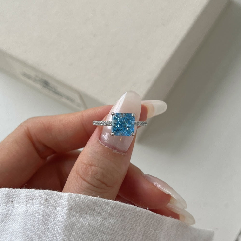 Anillo de circonita con corte de flor de hielo clásico y moderno