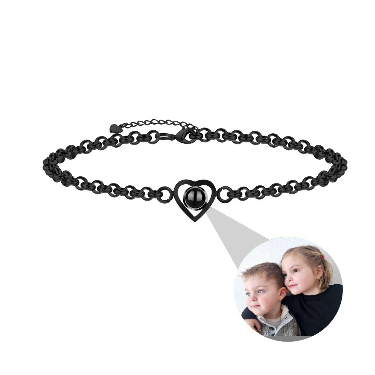 Cadena de mano con círculo de corazón y proyección de fotos