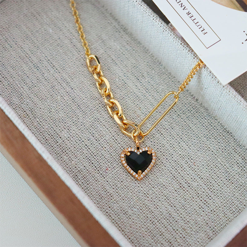 Collar de corazón negro de alta gama para mujer.
