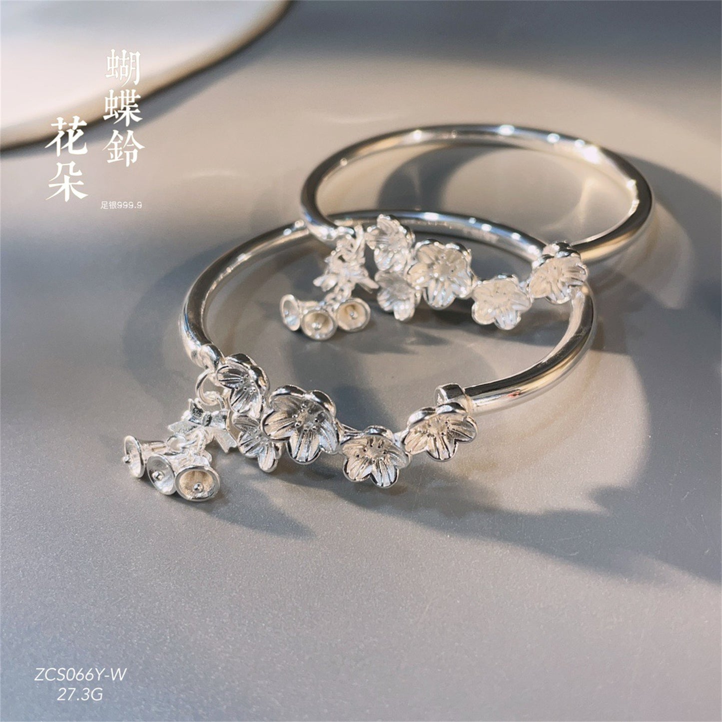 Pulsera abierta de plata de ley con campana de mariposa y estampado chinoiserie
