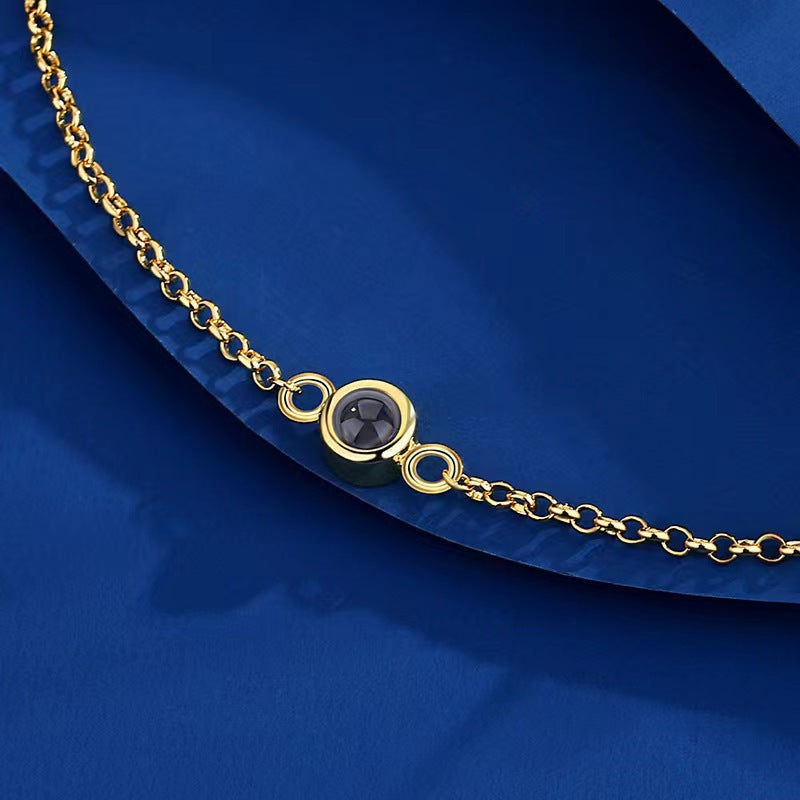 Pulsera circular con proyección de fotos en idioma inglés