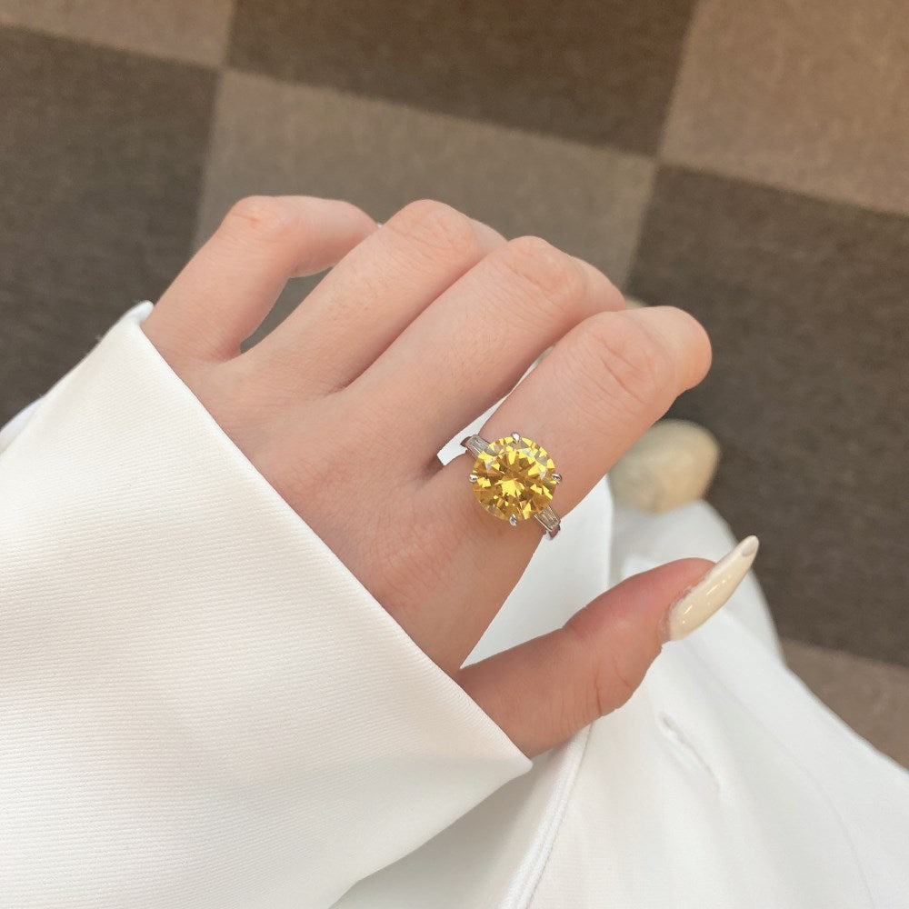 Anillo clásico de circonita con diamante de alto carbono y corte de flor de hielo brillante y noble