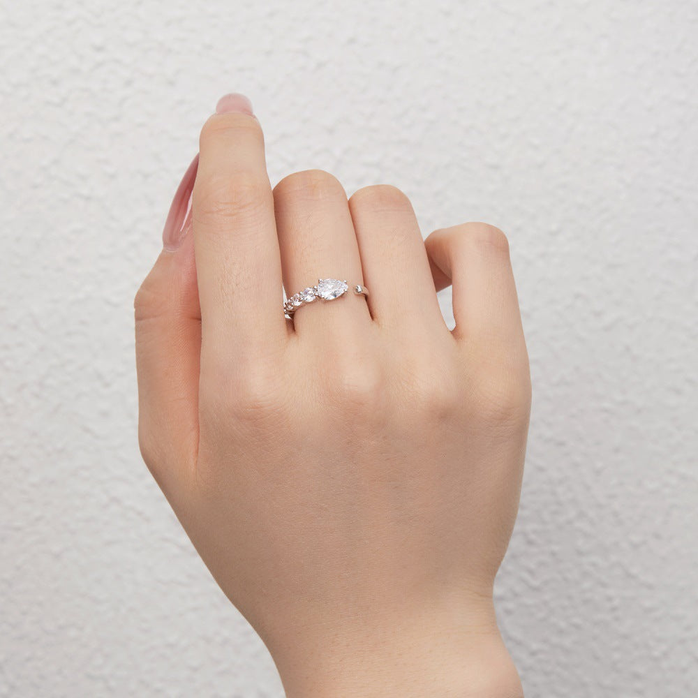 Anillo de diamantes en espiral moderno y personalizado.