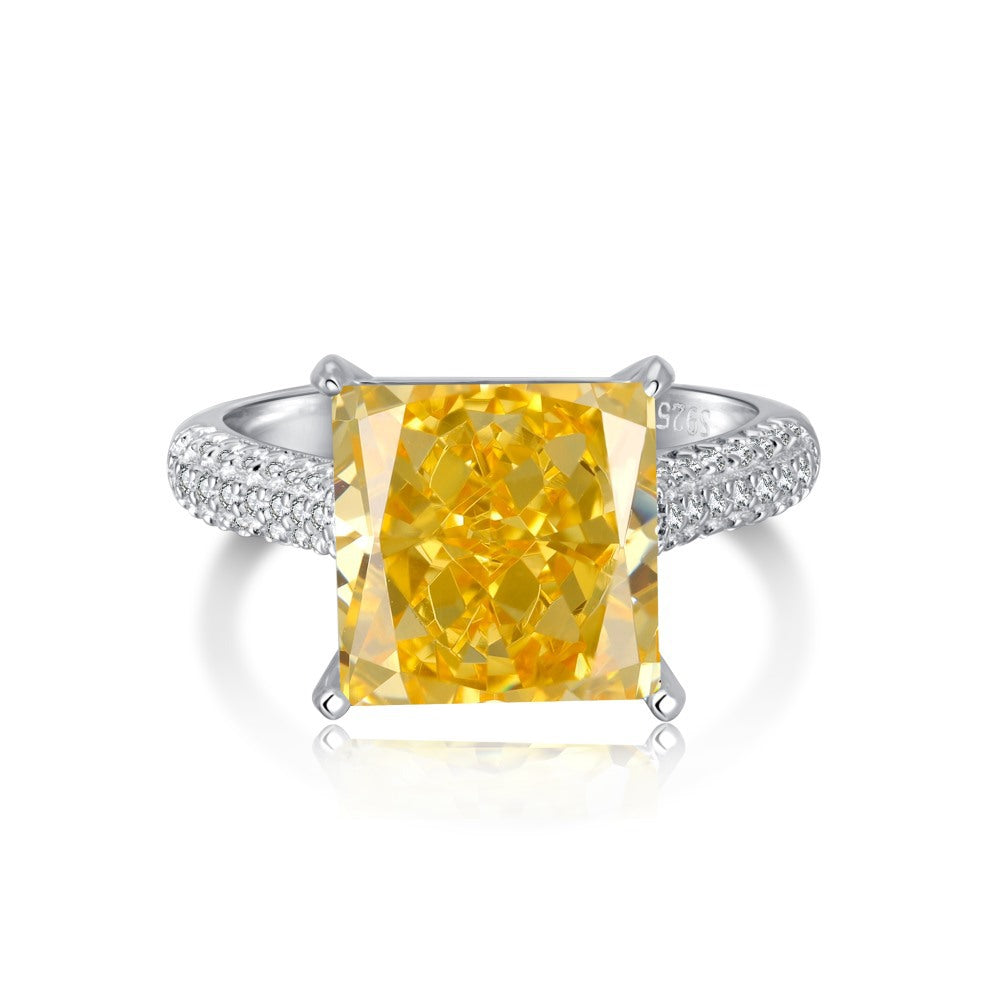 Anillo clásico de circonita con diamante de alto carbono y corte de flor de hielo brillante y noble