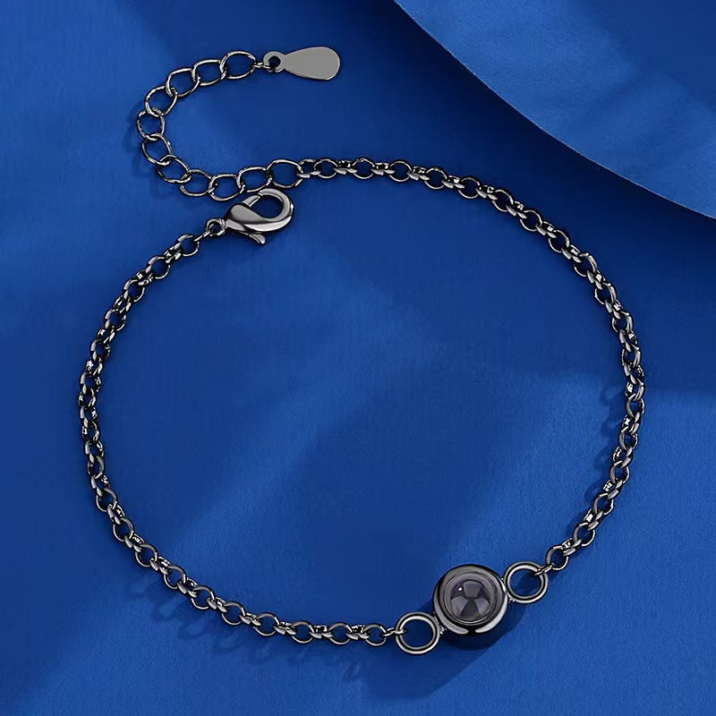 Pulsera circular con proyección de fotos en idioma inglés