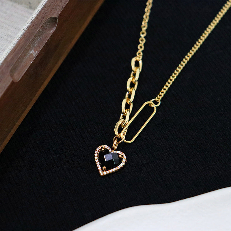 Collar de corazón negro de alta gama para mujer.