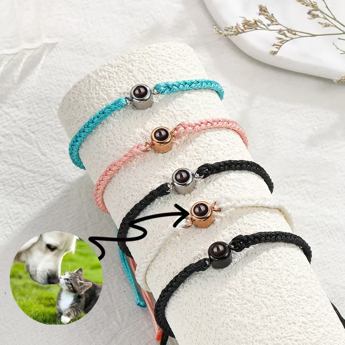 Pulsera tejida a mano con proyección de fotos