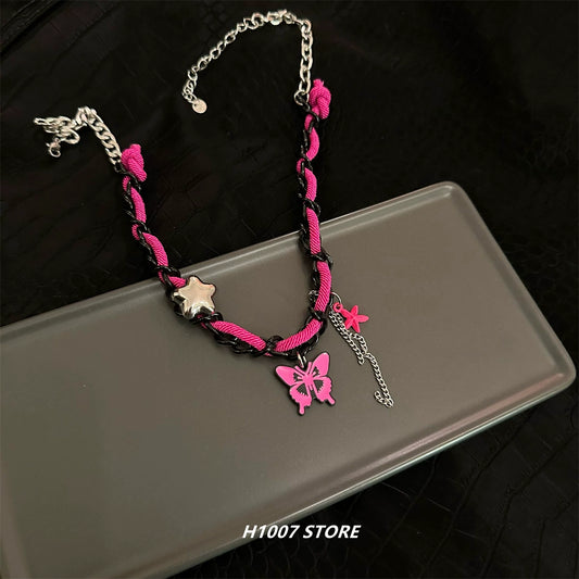 Collar de mariposa rosa con costuras de estilo hip-hop.