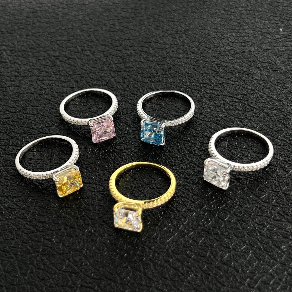 Anillo de circonita con corte de flor de hielo clásico y moderno