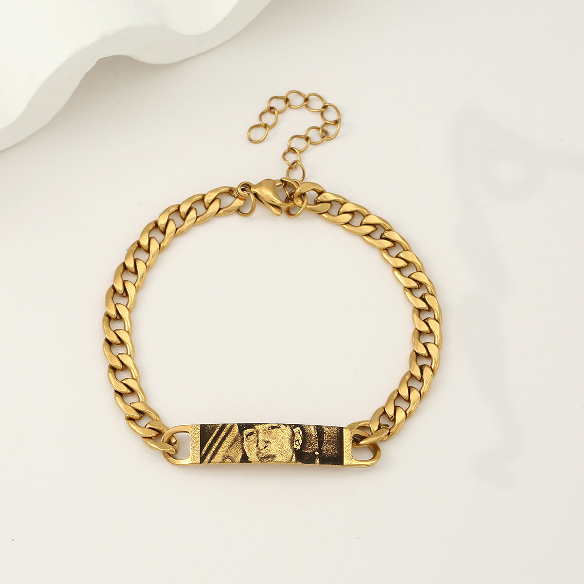 Pulsera personalizada con texto e imagen grabados y ojos.