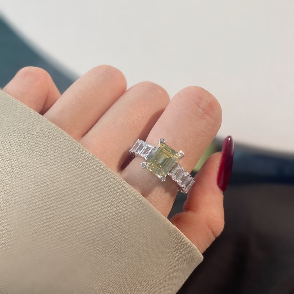 Anillo clásico de circonita con diamante de alto carbono y corte de flor de hielo brillante y noble