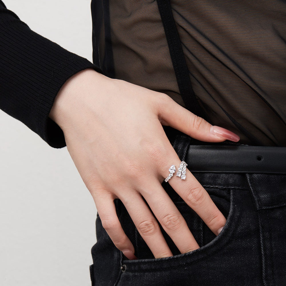 Anillo de diamantes en espiral moderno y personalizado.