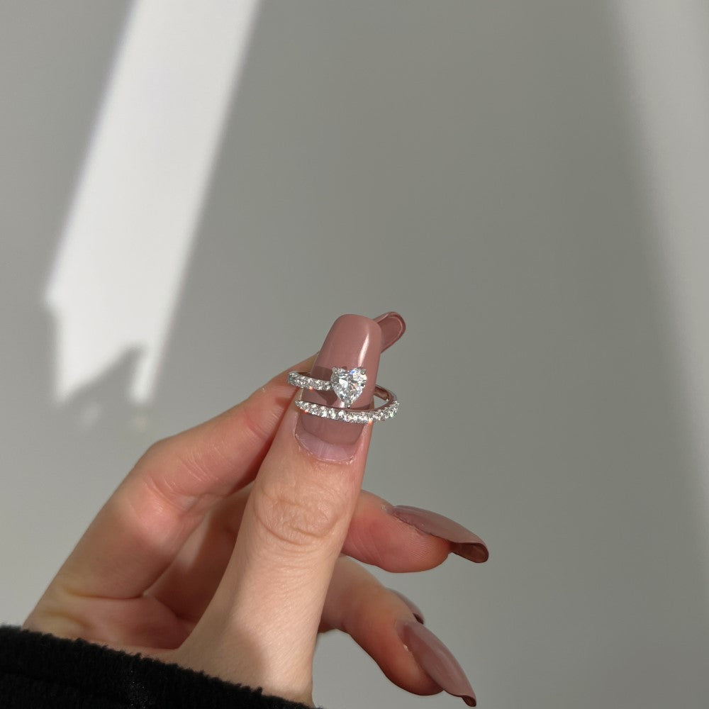 Anillo de diamantes en espiral moderno y personalizado.