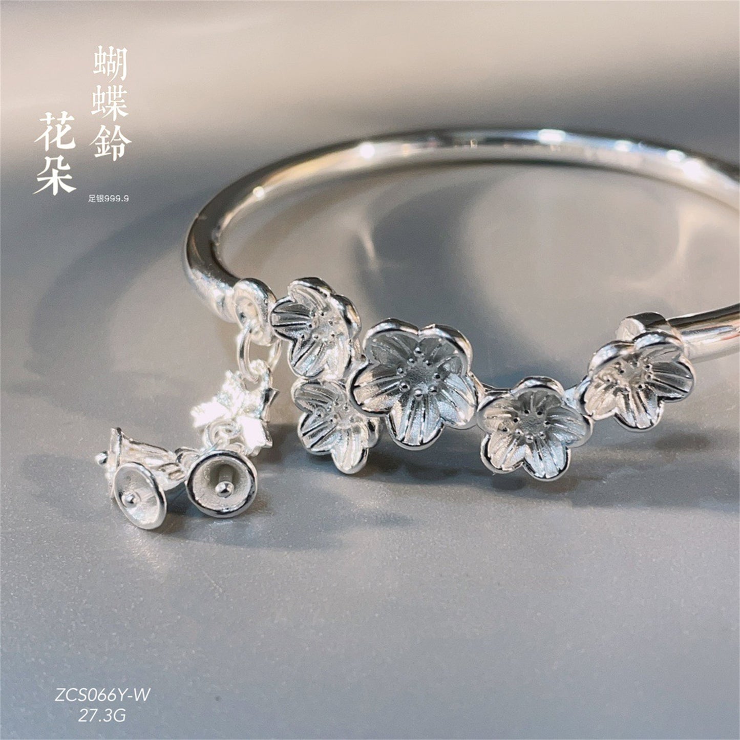 Pulsera abierta de plata de ley con campana de mariposa y estampado chinoiserie