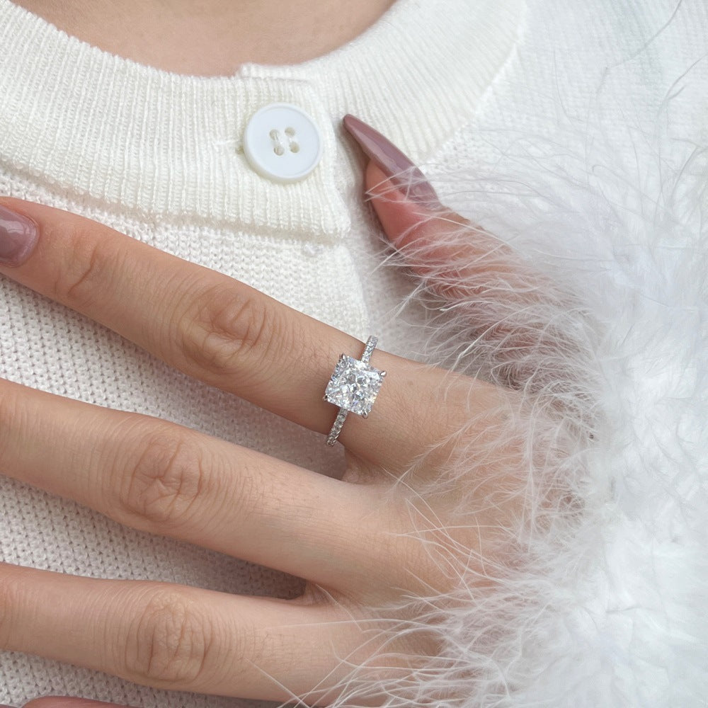 Anillo de circonita con corte de flor de hielo clásico y moderno