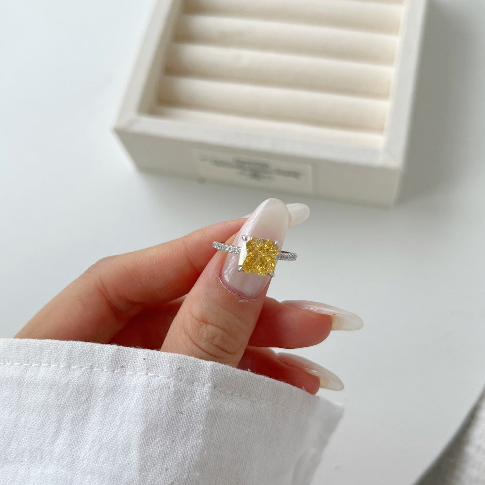 Anillo de circonita con corte de flor de hielo clásico y moderno