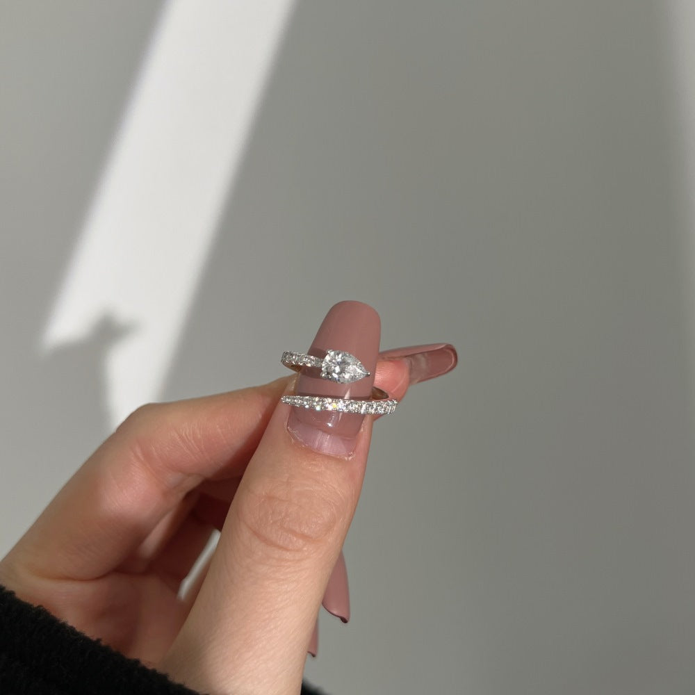 Anillo de diamantes en espiral moderno y personalizado.