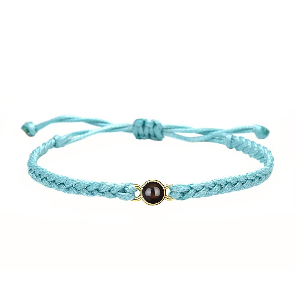 Pulsera tejida a mano con proyección de fotos
