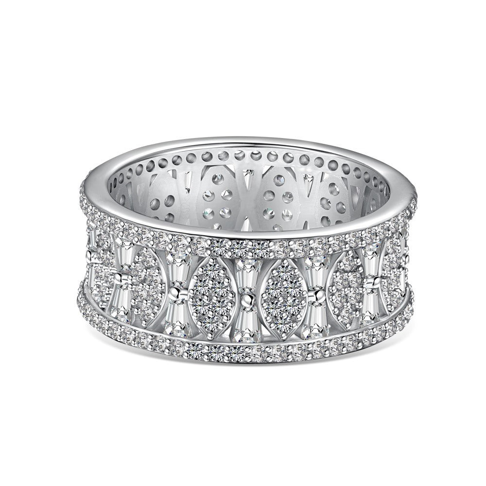 Anillo de diamantes brillantes de alta gama y de moda.