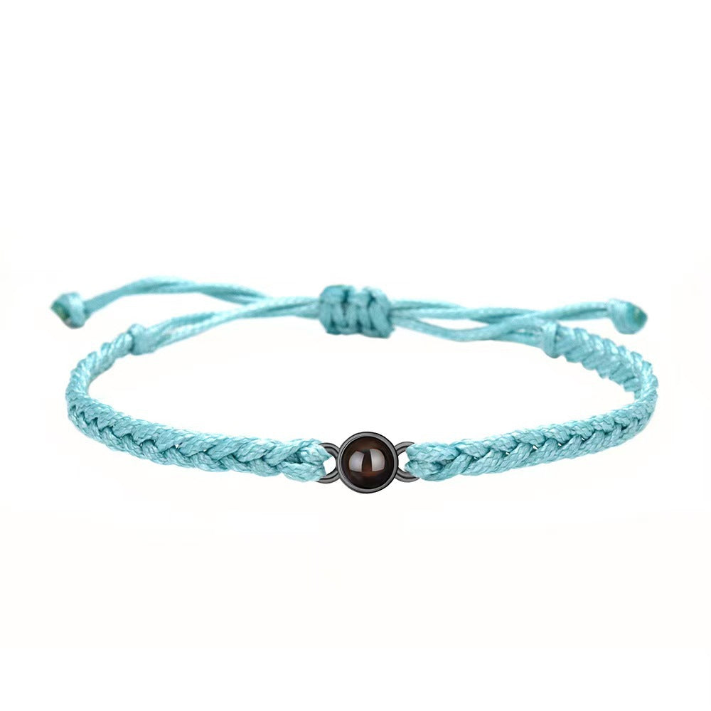 Pulsera tejida a mano con proyección de fotos