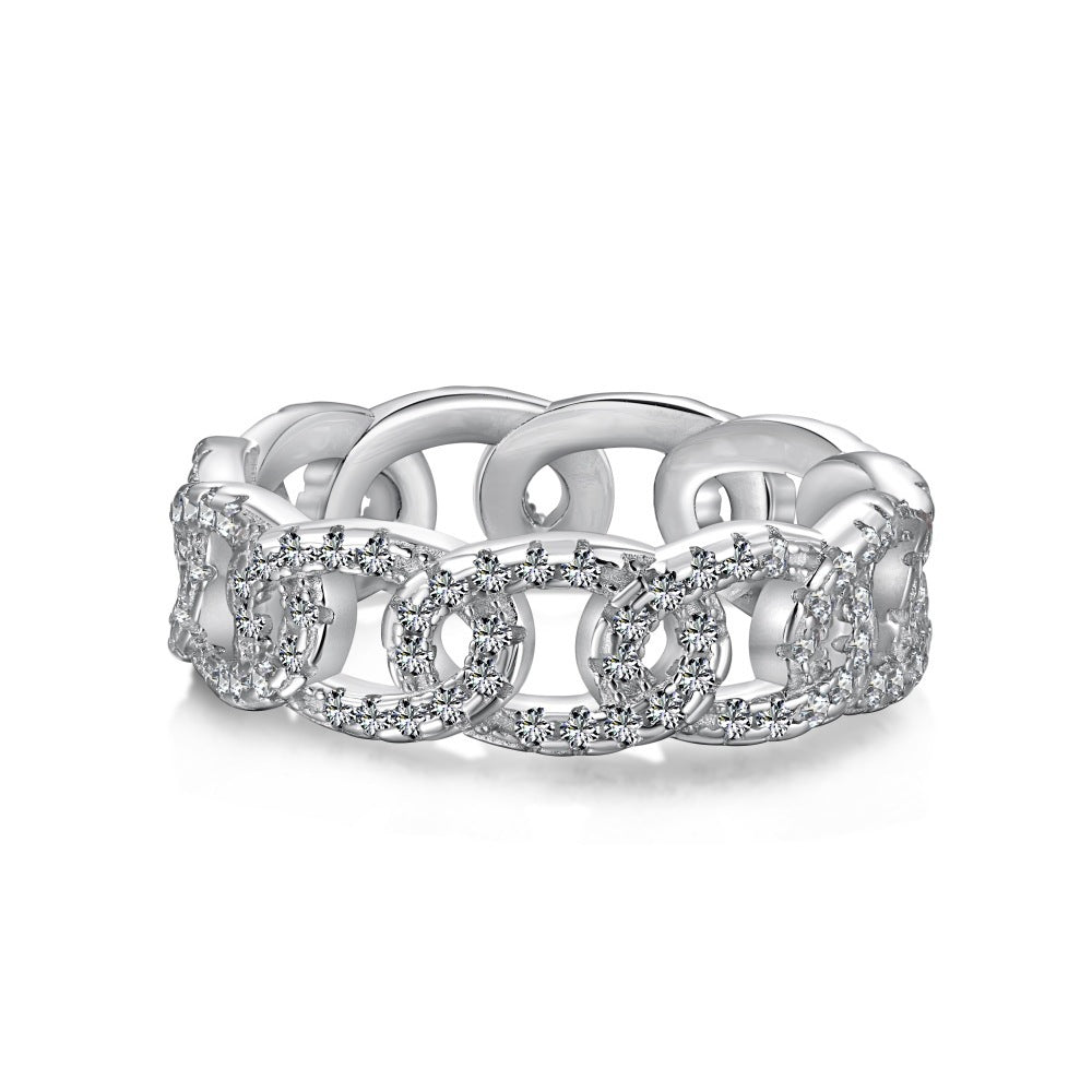 Anillo de diamantes brillantes de alta gama y de moda.