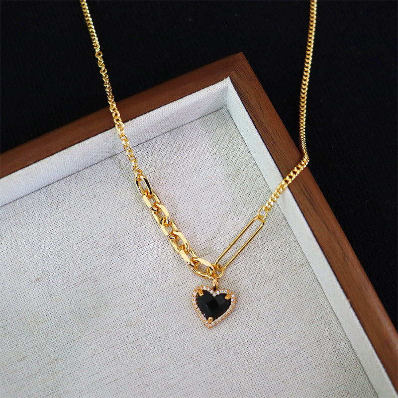 Collar de corazón negro de alta gama para mujer.