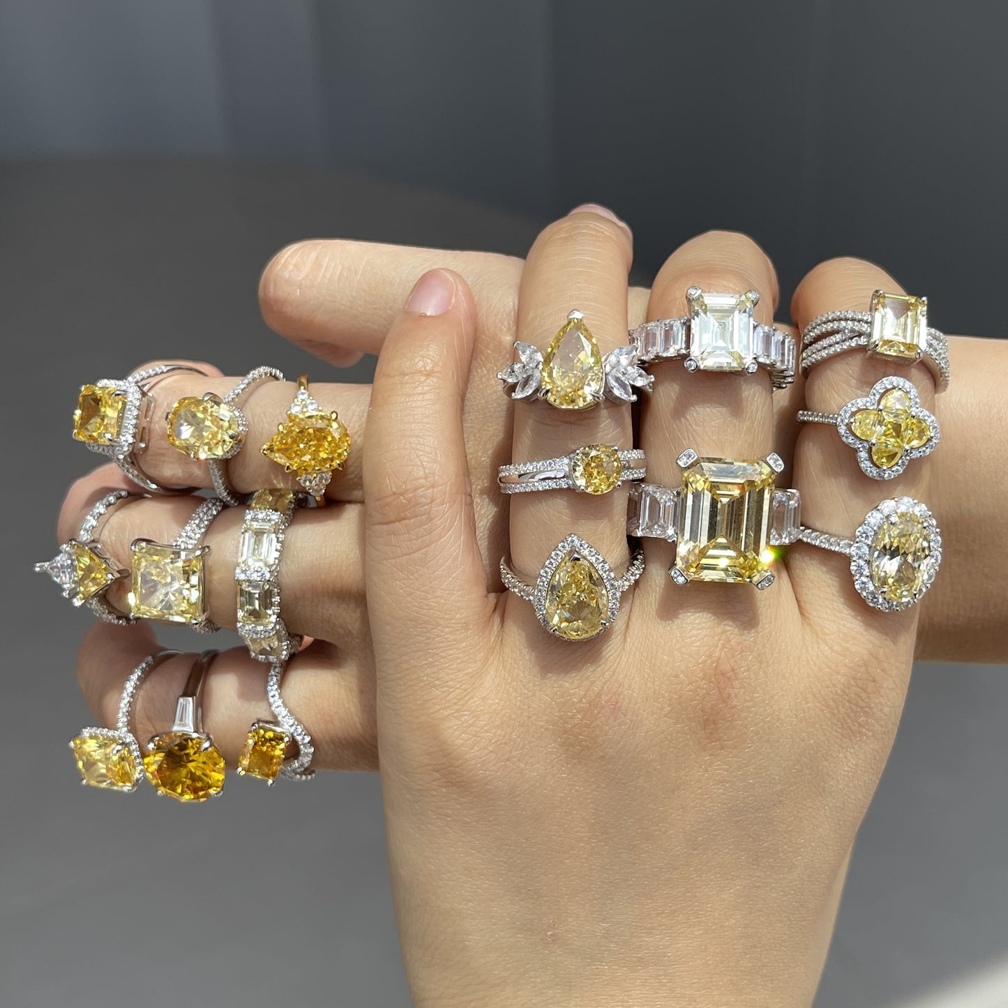 Anillo clásico de circonita con diamante de alto carbono y corte de flor de hielo brillante y noble