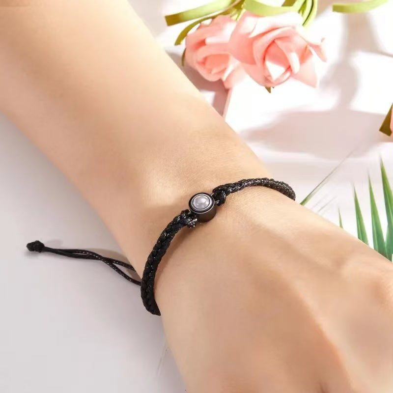 Pulsera tejida a mano con proyección de fotos