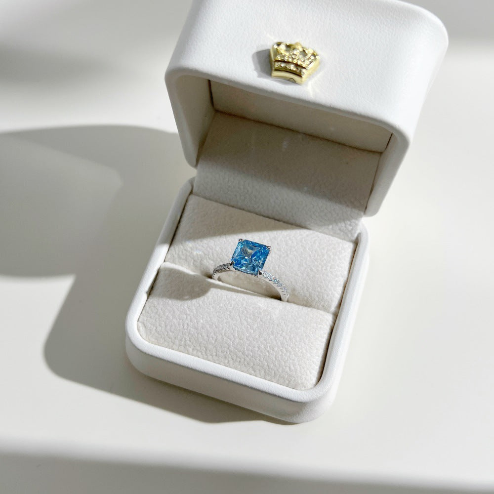 Anillo de circonita con corte de flor de hielo clásico y moderno