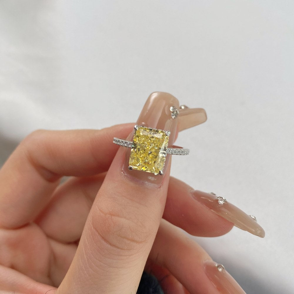 Anillo clásico de circonita con diamante de alto carbono y corte de flor de hielo brillante y noble