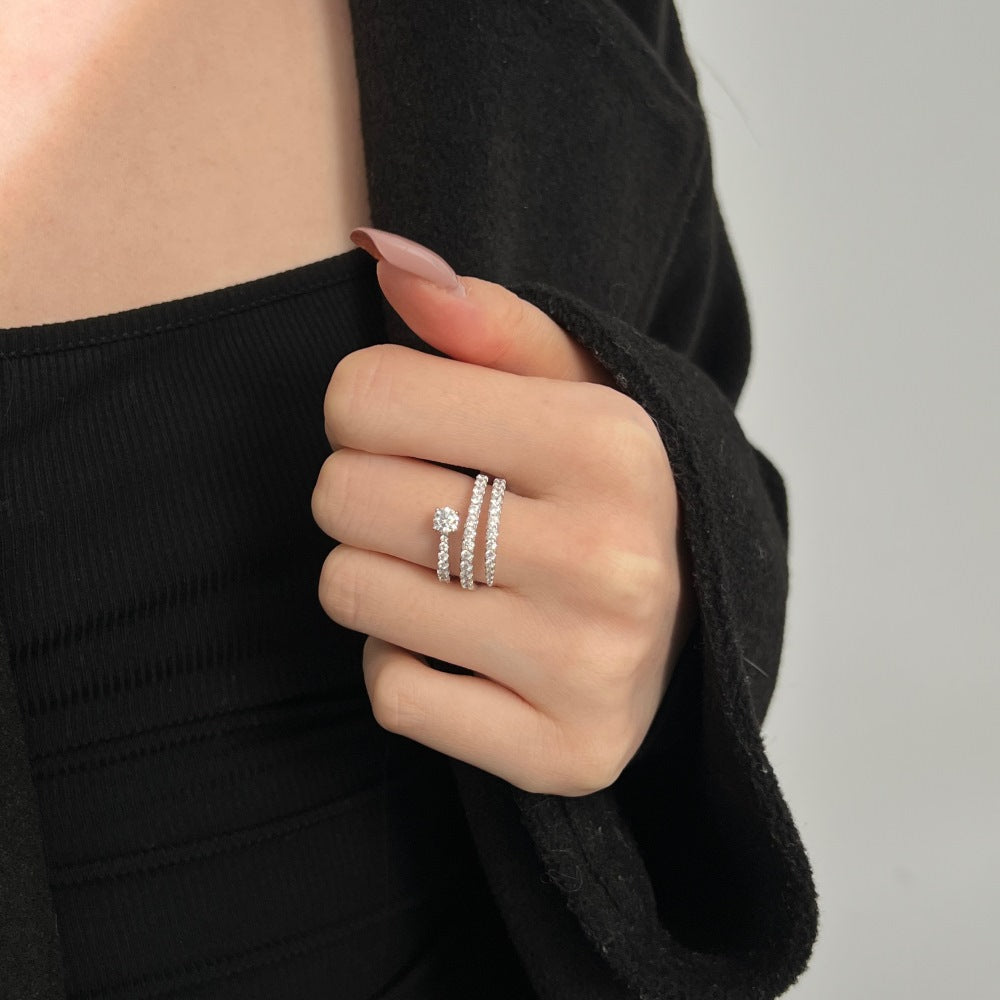 Anillo de diamantes en espiral moderno y personalizado.