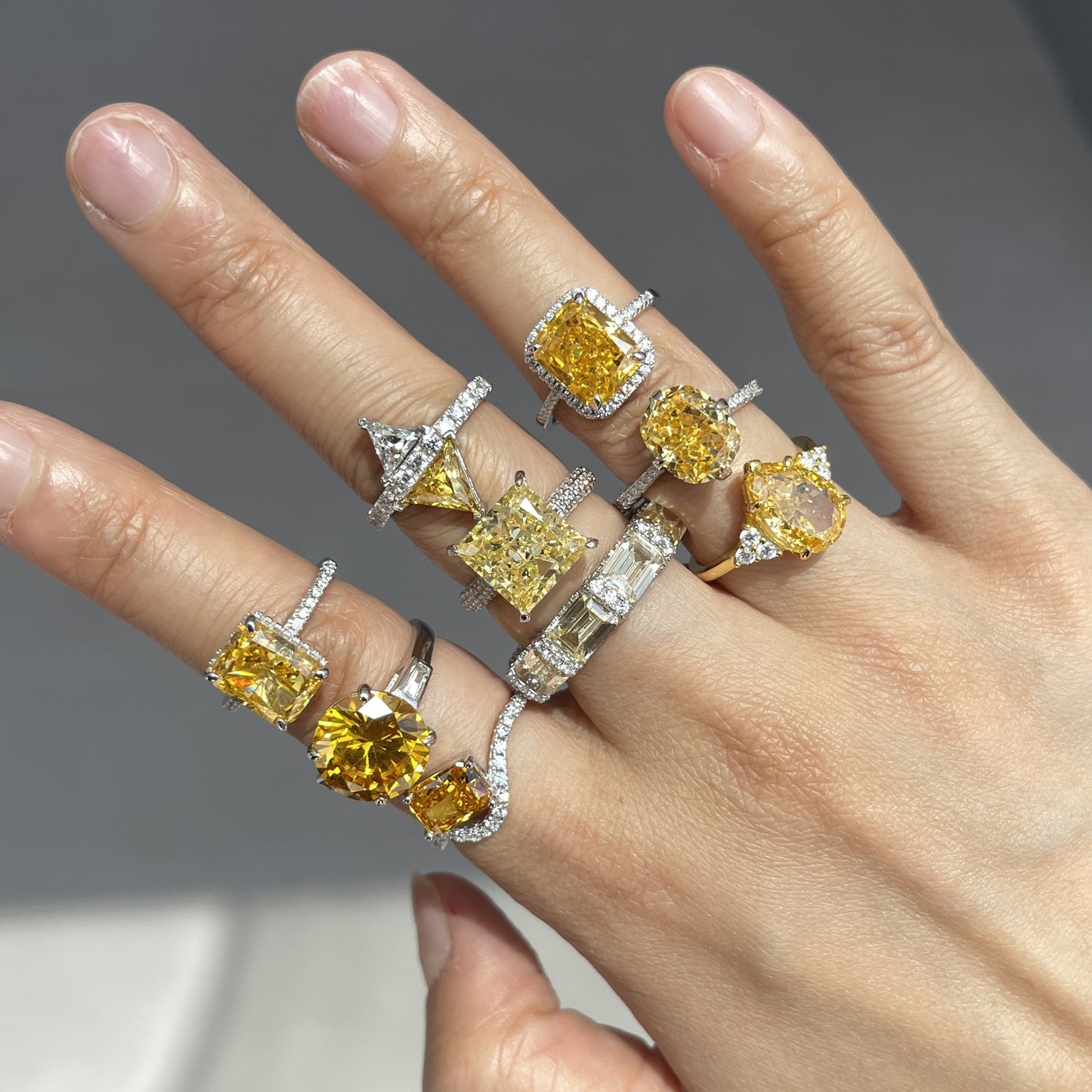 Anillo clásico de circonita con diamante de alto carbono y corte de flor de hielo brillante y noble