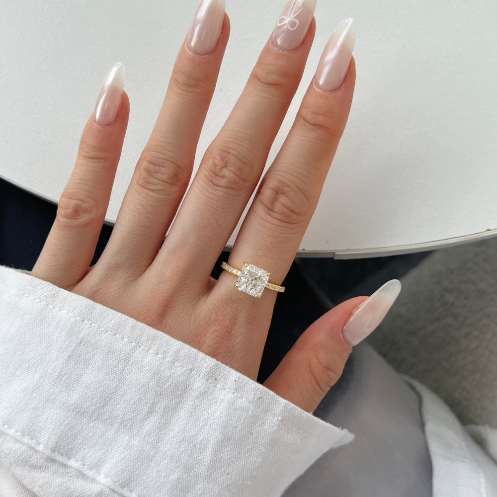 Anillo de circonita con corte de flor de hielo clásico y moderno