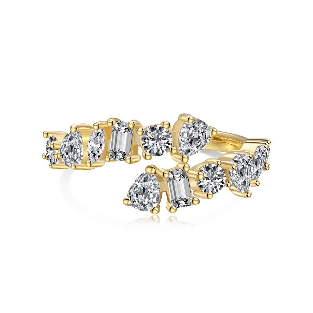 Anillo de diamantes brillantes de alta gama y de moda.