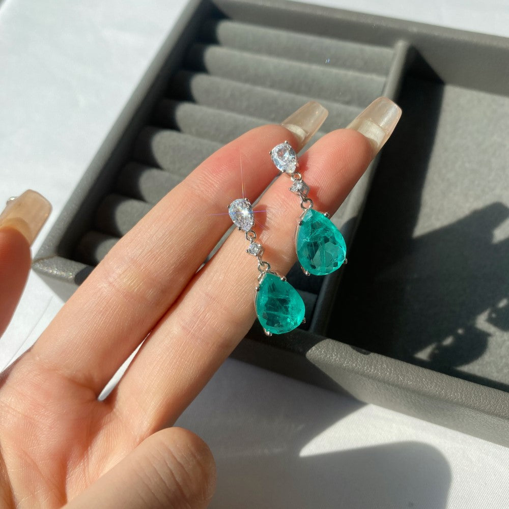Elegantes pendientes de lágrima verde