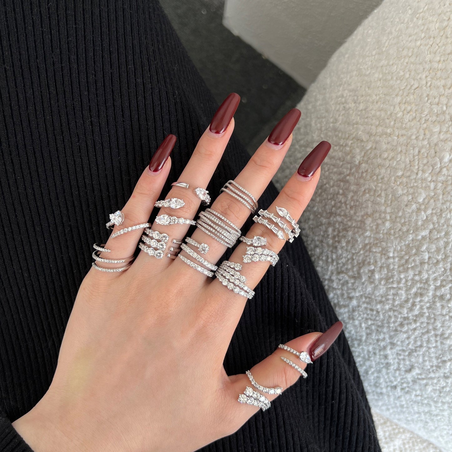 Anillo de diamantes en espiral moderno y personalizado.