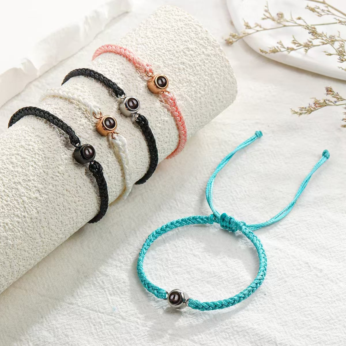 Pulsera tejida a mano con proyección de fotos