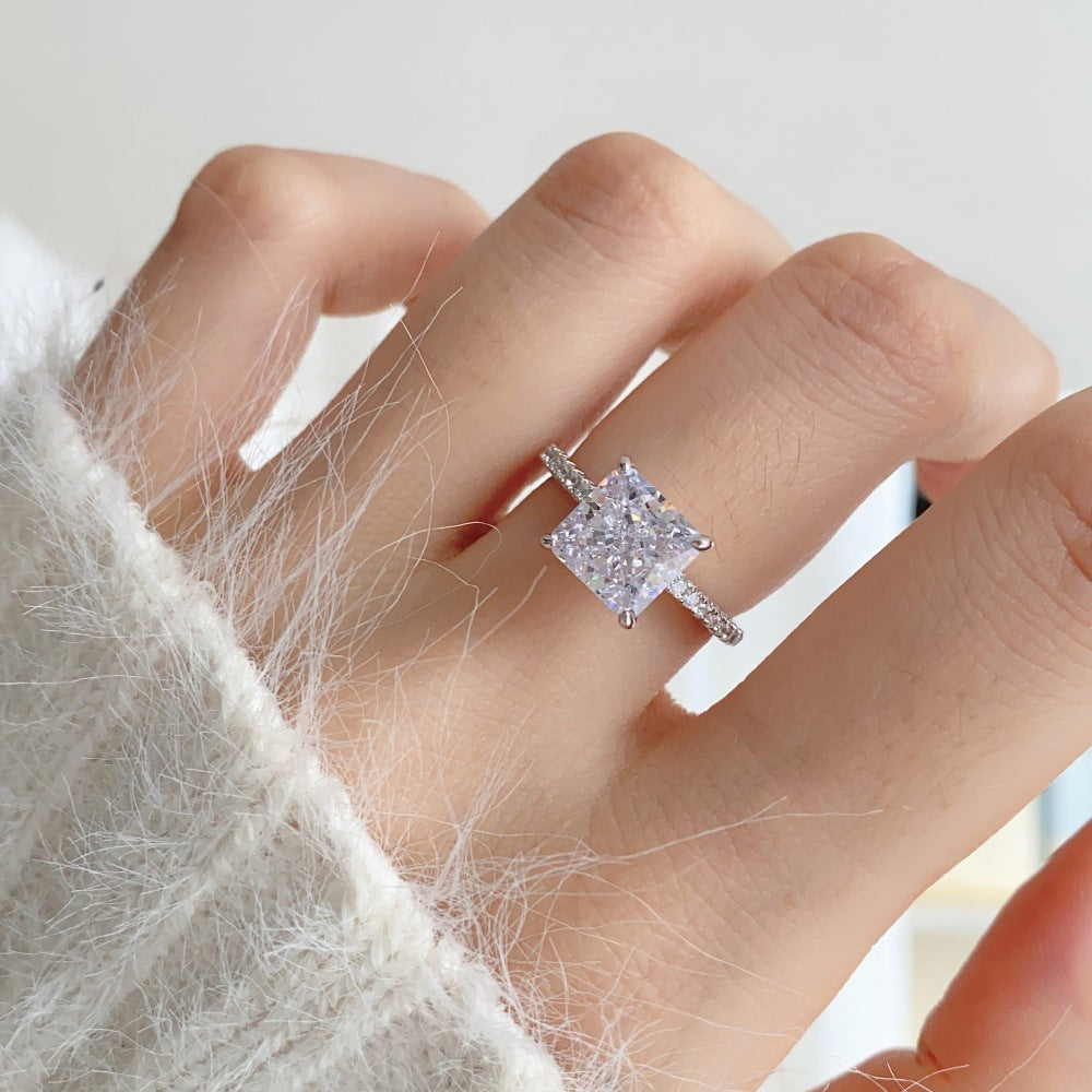 Anillo de circonita con corte de flor de hielo clásico y moderno