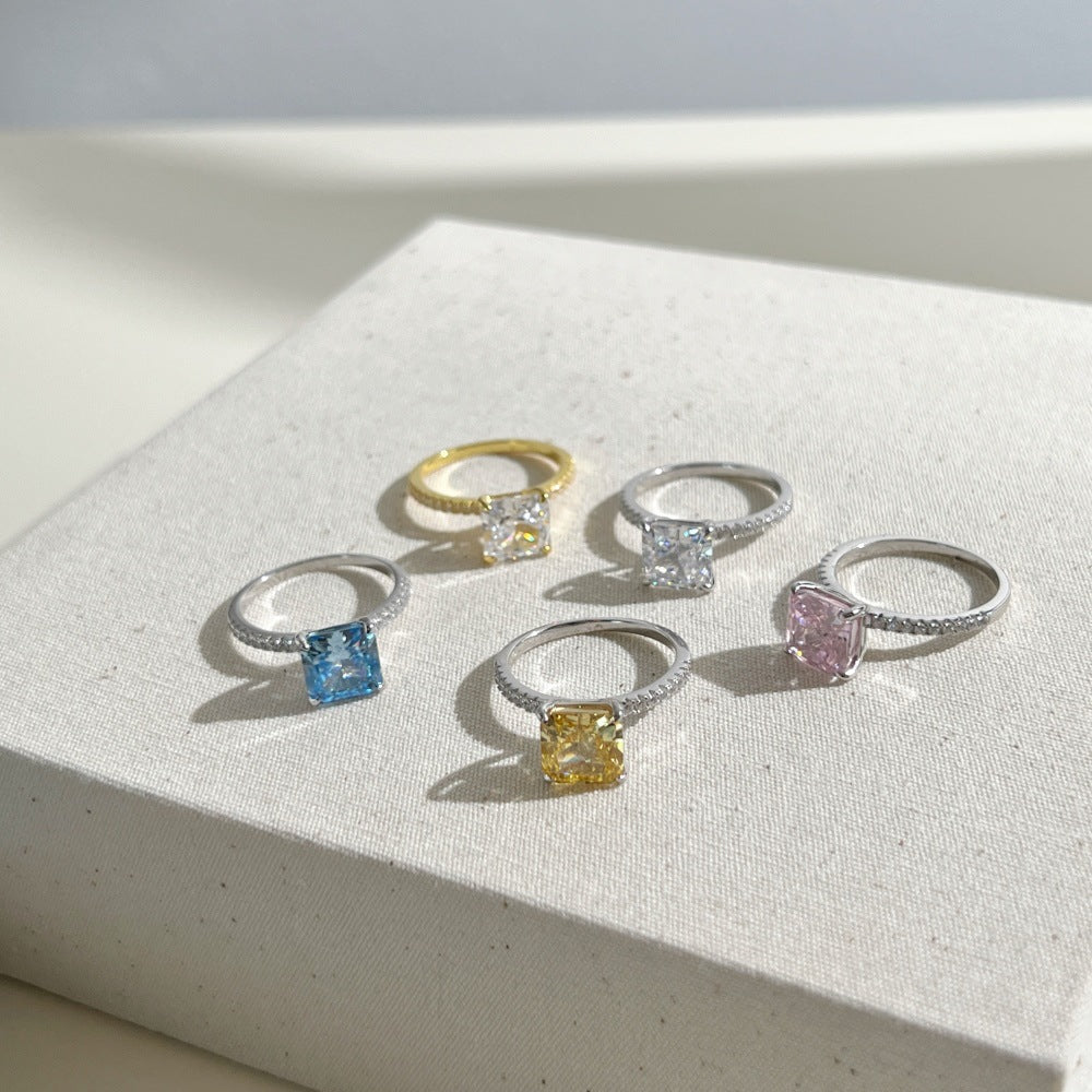 Anillo de circonita con corte de flor de hielo clásico y moderno