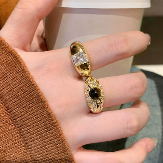 خاتم مفتوح من الذهب العتيق المصقول بحجر عين النمر