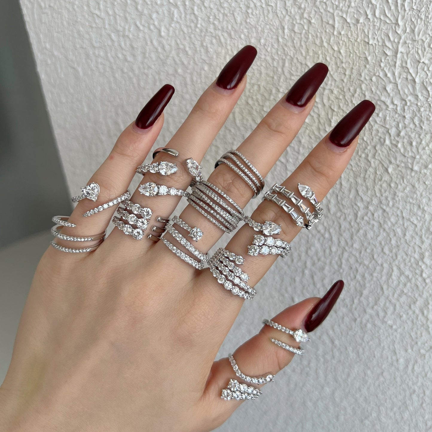 Anillo de diamantes en espiral moderno y personalizado.