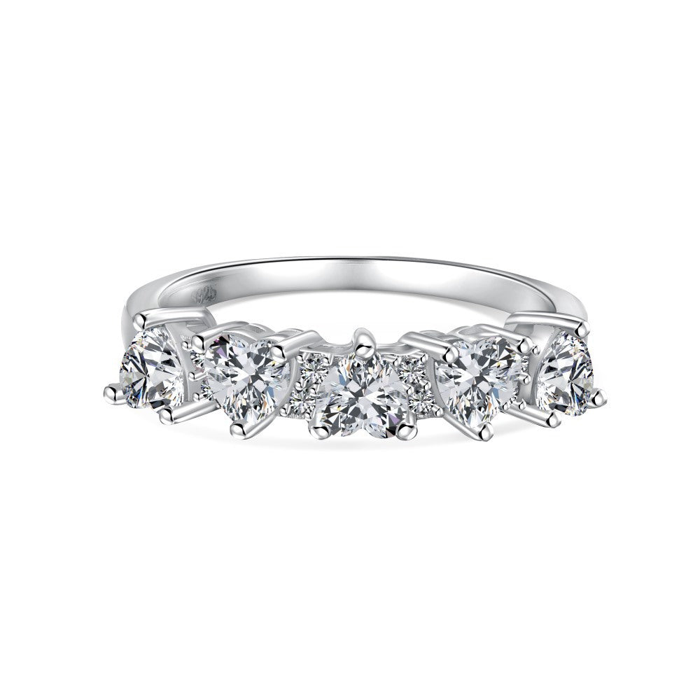 Anillo de diamantes brillantes de alta gama y de moda.