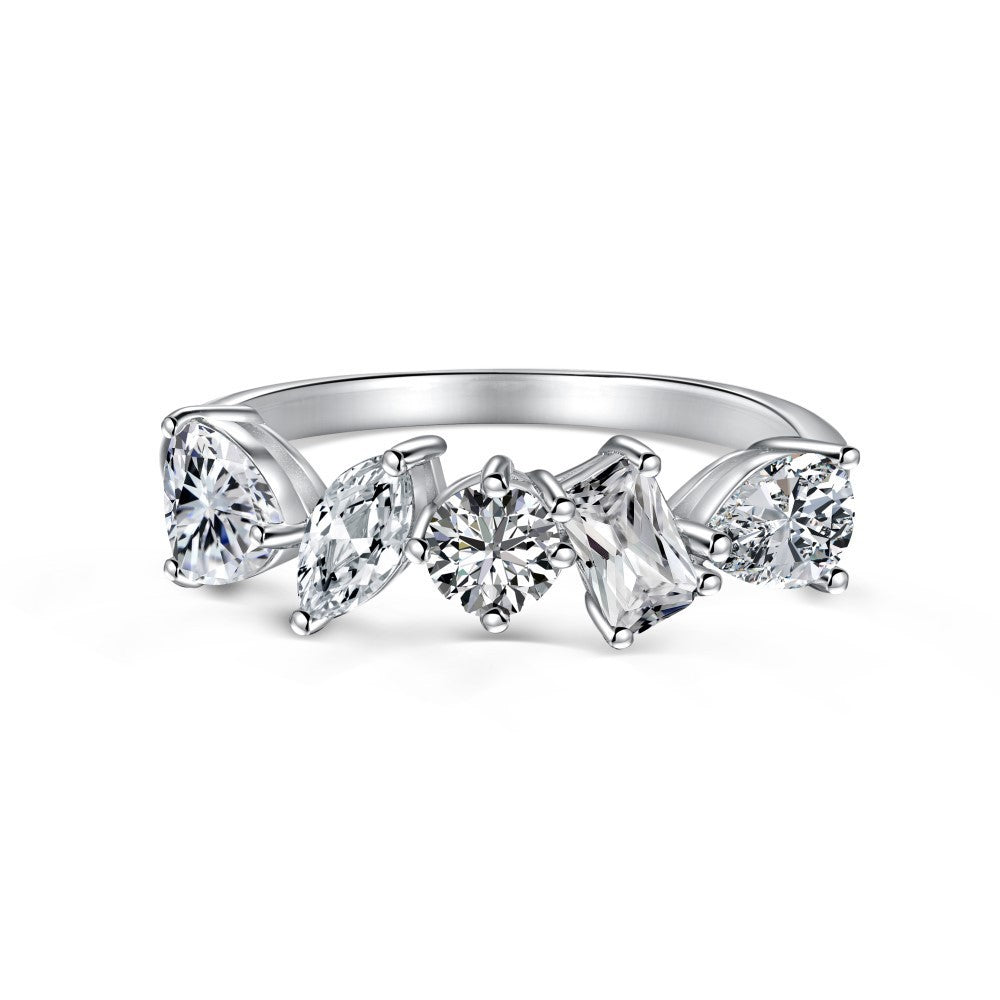 Anillo de diamantes brillantes de alta gama y de moda.