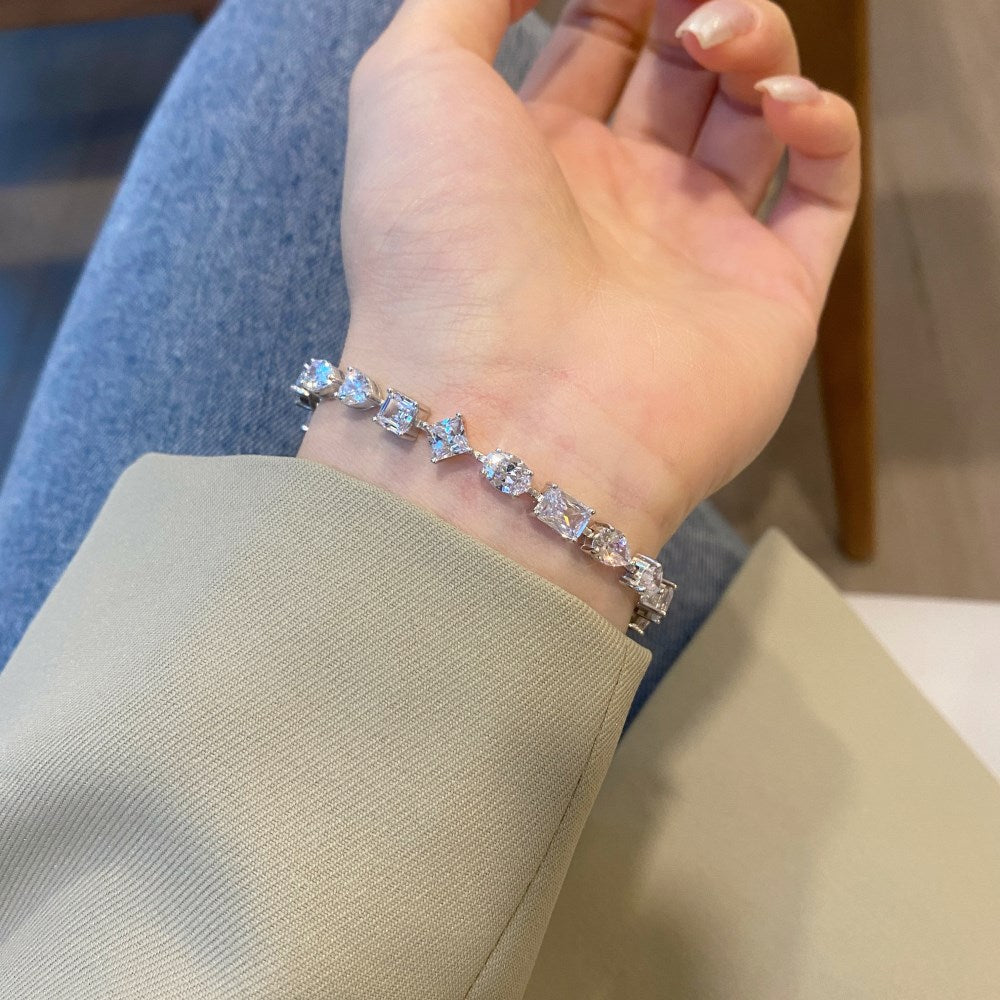 Pulsera elegante de alta gama con circonitas y diamantes en plata de ley.
