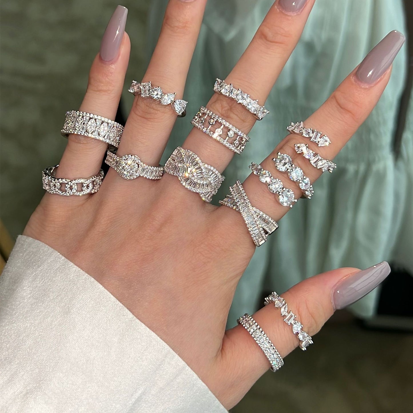 Anillo de diamantes brillantes de alta gama y de moda.