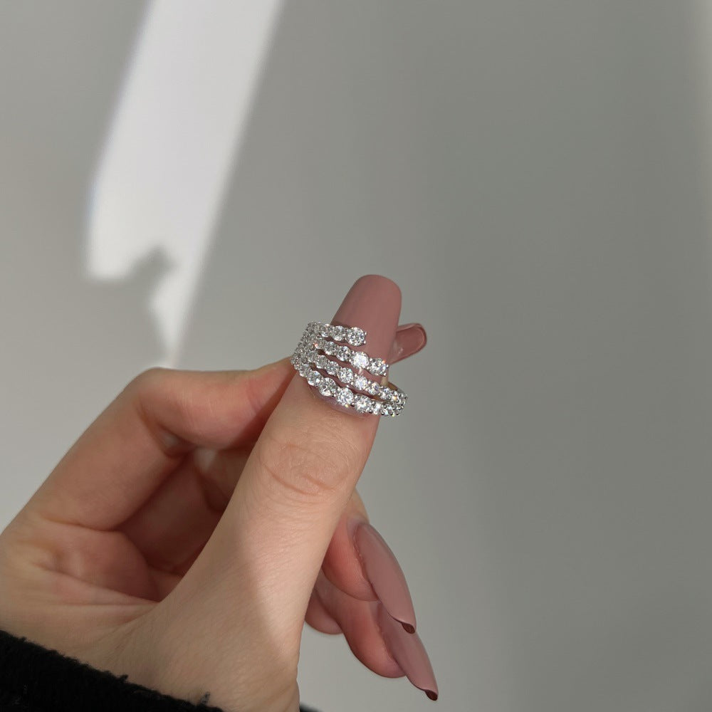 Anillo de diamantes en espiral moderno y personalizado.
