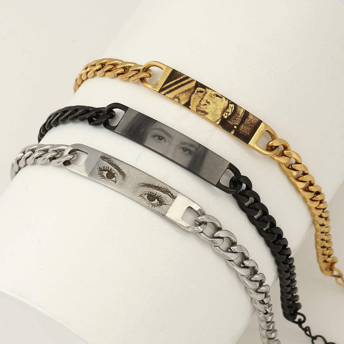 Pulsera personalizada con texto e imagen grabados y ojos.